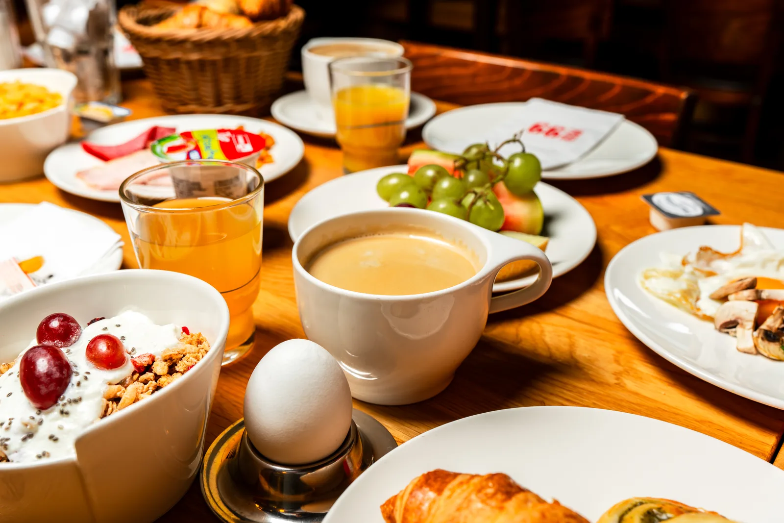 Frühstück mit Kaffee, Ei, Croissant, Obst und Müsli im Pier 99