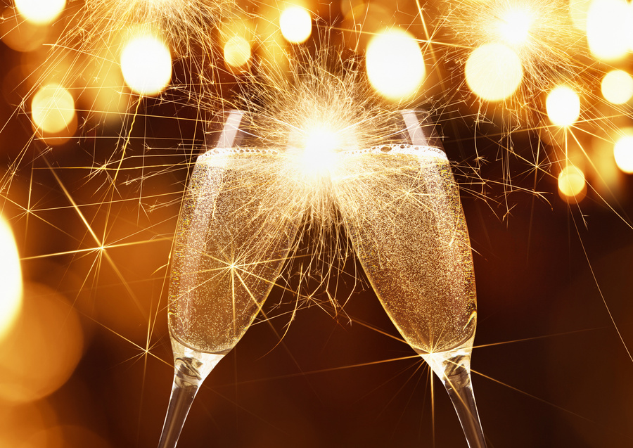 Champagnergläser und Wunderkerzen zur Silvesterparty im Pier99