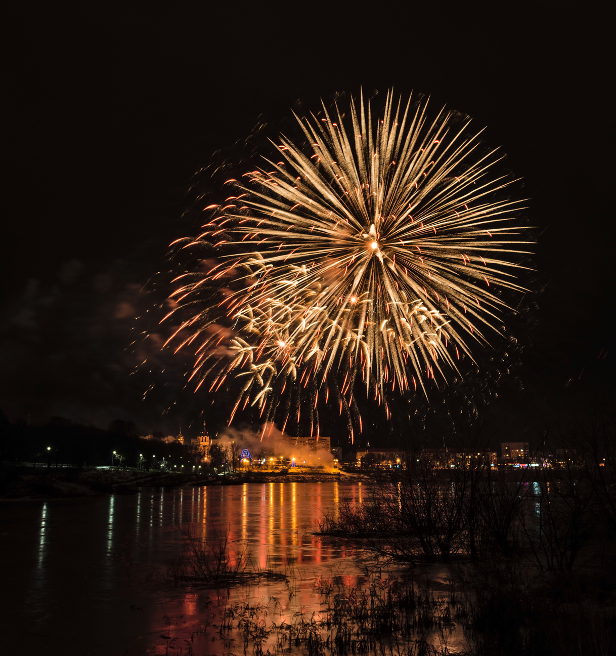 Feuerwerk über dem Wasser zur Silvesterparty im Pier 99