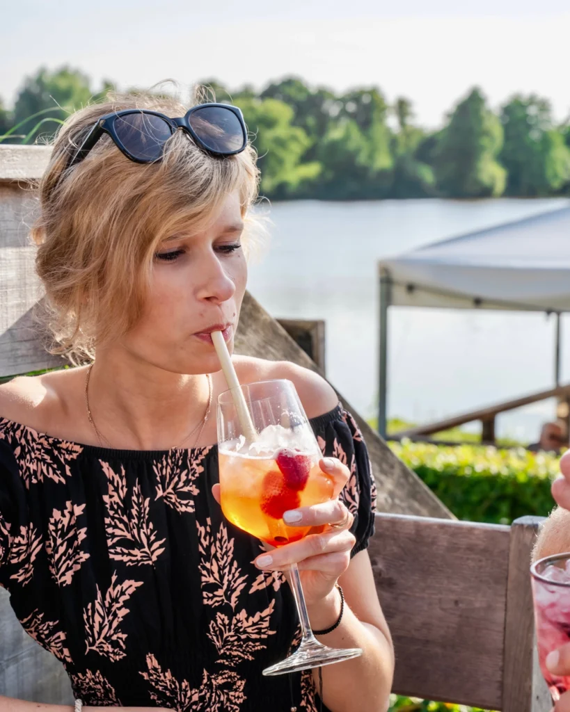 Frau trinkt ihren Cocktail